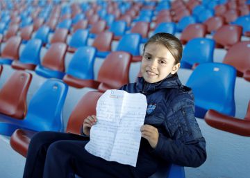 Una niña escribe una carta a Panini para que haga un álbum de cromos de fútbol femenino