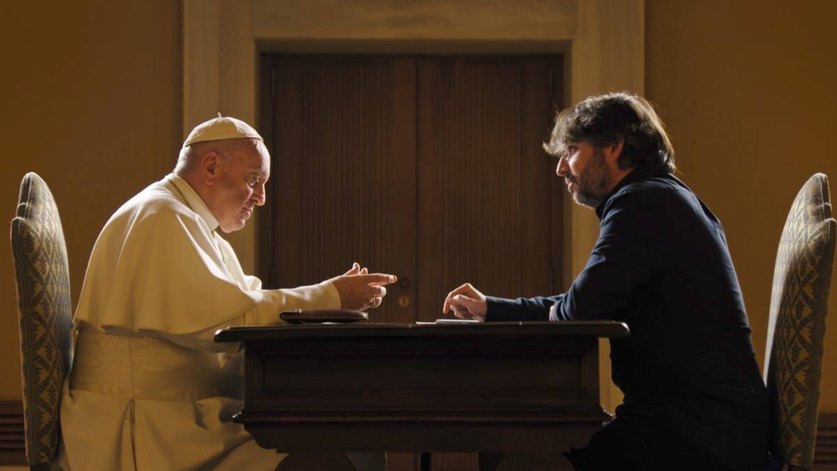 El Papa y Jordi Évole, durante la entrevista.