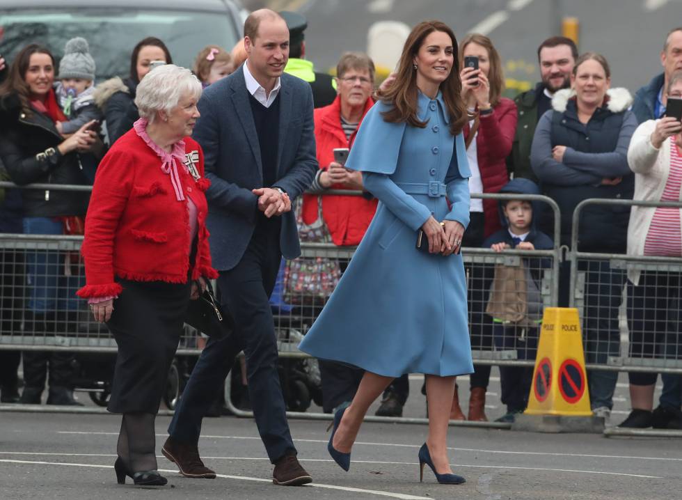 Kate Middleton, con abrigo azul de Mulberry en una visita a Irlanda del Norte a finales de febrero.