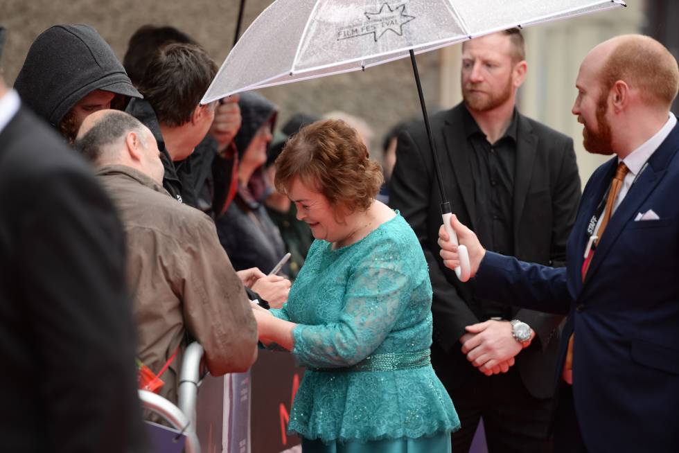 Susan Boyle firma autógrafos en Edimburgo en julio de 2017.