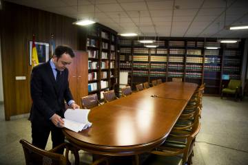 Entrada al astillero Facho. Abajo, el fiscal Antidroga de Pontevedra, Pablo Varela, en la sala de reuniones de la Fiscalía.