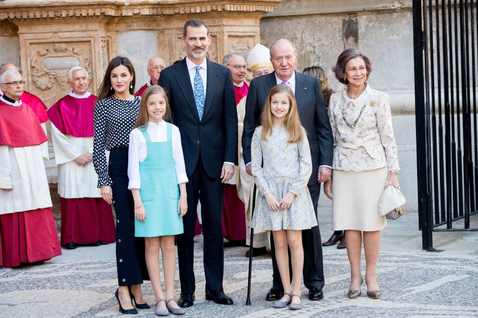 Los reyes y sus hijas, con los reyes eméritos, en la Misa de Pascua de 2018 en Palma de Mallorca.