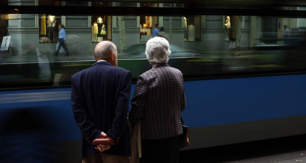 Una pareja de ancianos en Madrid.