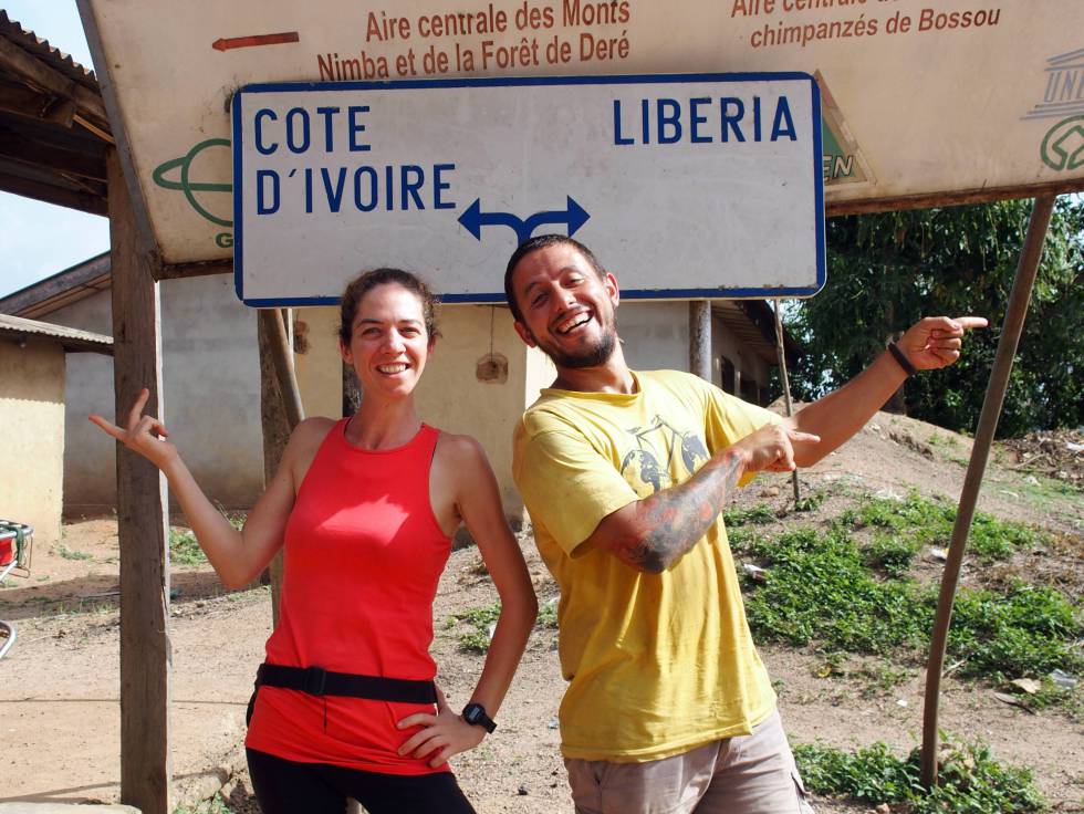 Mónica y Alonso en la frontera de Guinea Conakry con Costa de Marfil y Liberia.