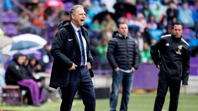 Caparrós, en la banda del estadio de Zorrilla.