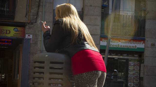 Una mujer ejerciendo la prostitución en el Raval.