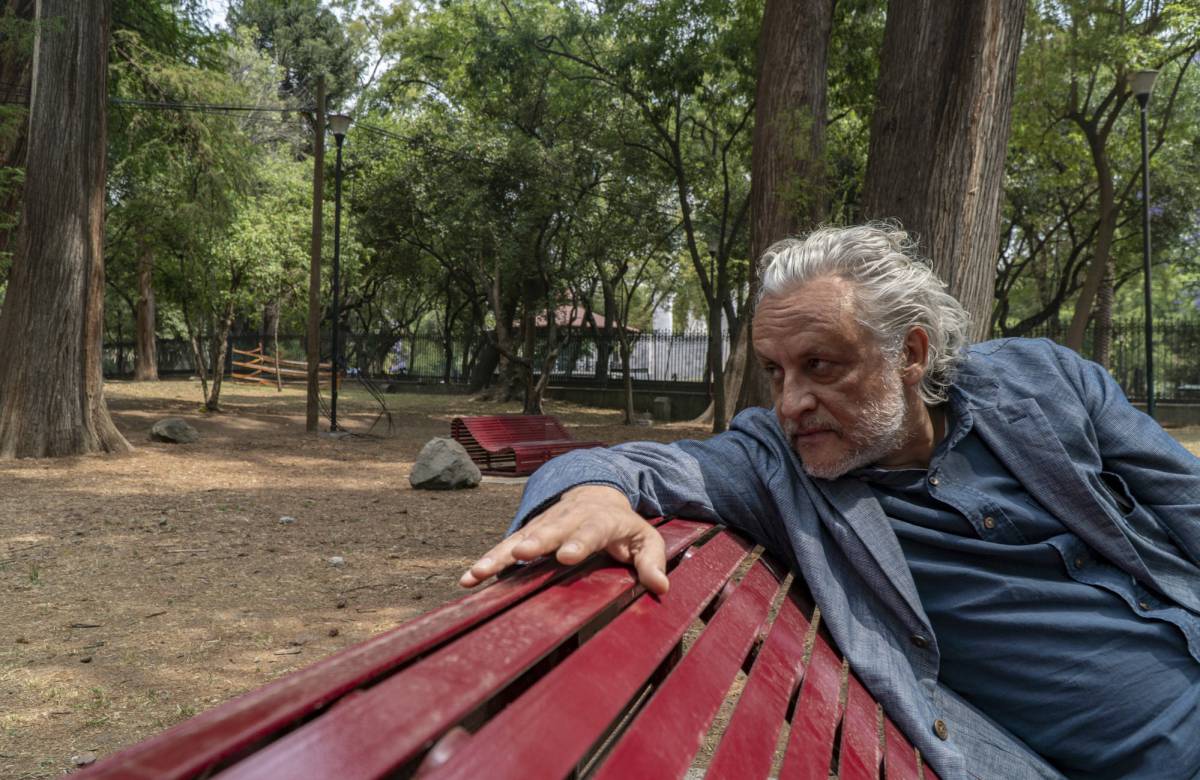 Gabriel Orozco descansa en un banco del Bosque de Chapultepec.