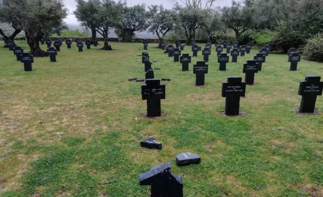 Las nueve tumbas profanadas en el cementerio de Cuacos de Yuste, Cáceres.