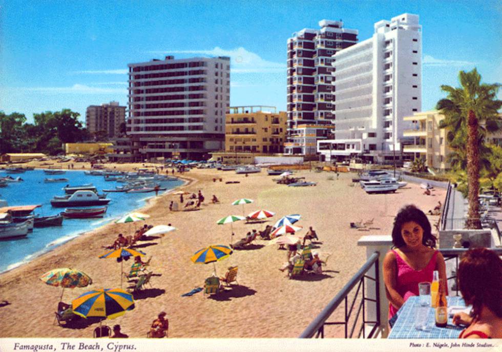 La zona de Famagusta, en Varosha, antes de la guerra según una postal de los años setenta.