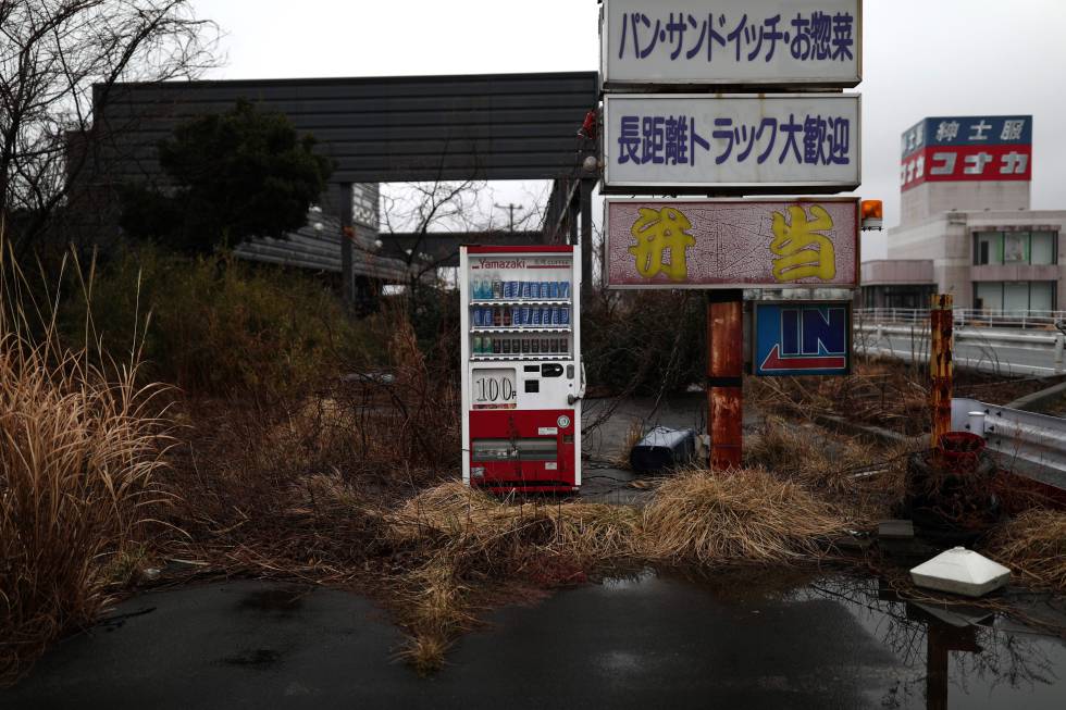 Um posto de gasolina da área evacuada de Fukushima.