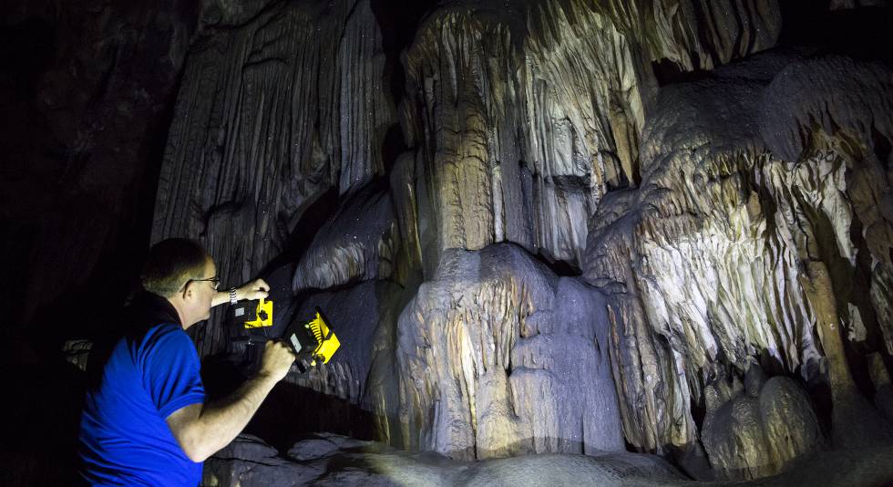 Un investigador observa las paredes de la Cueva de Ardales.