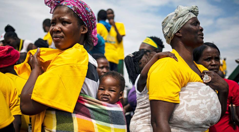 Seguidoras del presidente sudafricano, Cyril Ramaphosa, asisten a un acto de campaÃ±a electoral del partido Congreso Nacional Africano (ANC) el 11 de abril en Johannesburgo, SudÃ¡frica, paÃ­s que celebrÃ³ elecciones generales el 8 de mayo de 2019.