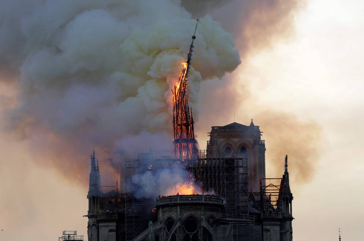 La aguja de la catedral de Notre Dame se derrumba.