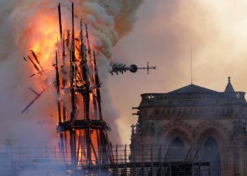 El momento de la caída de la aguja de la catedral