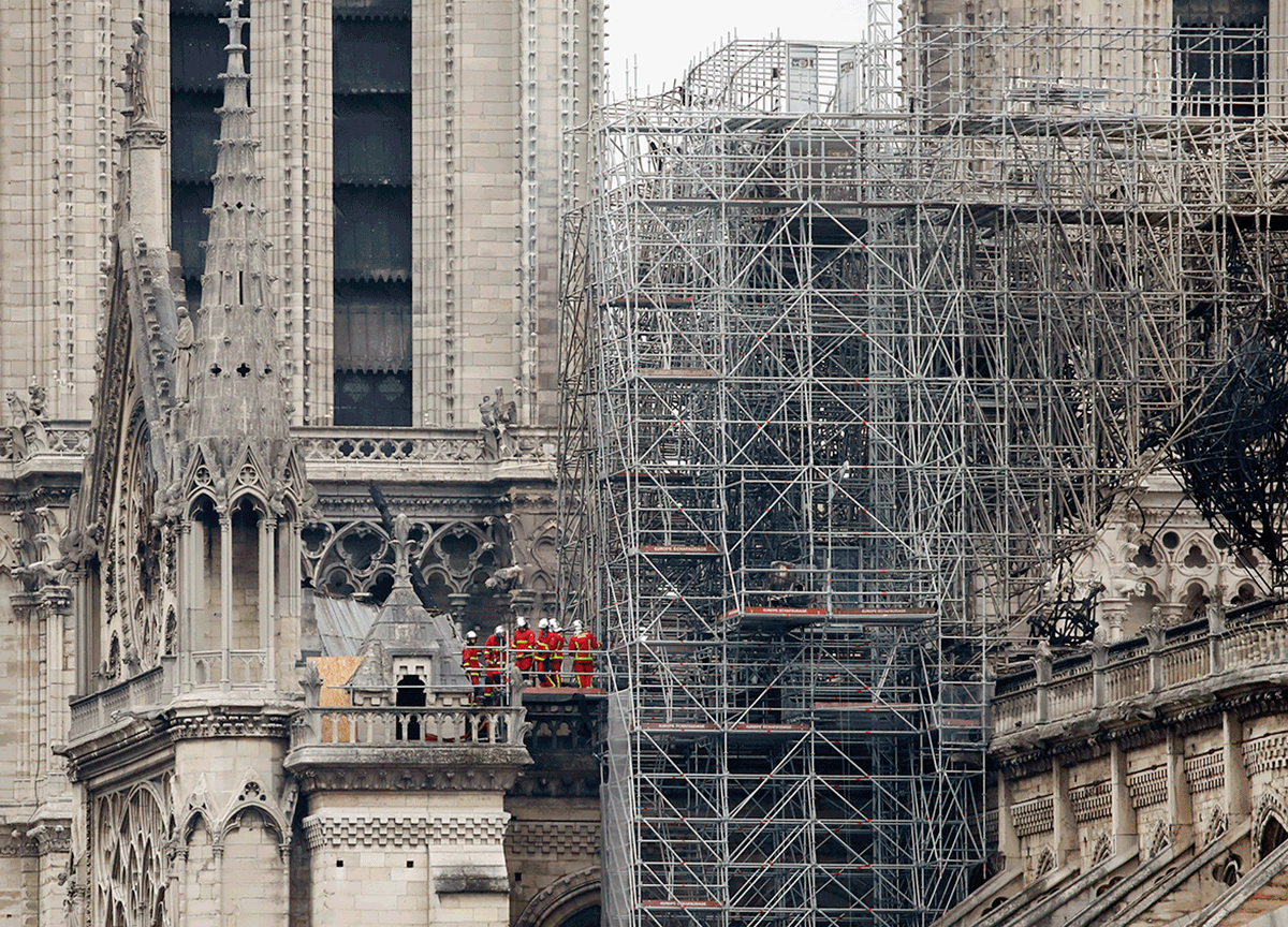 Patrick Palem, experto en restauración, sostiene la cabeza de una de las estatuas que formaban parte de Notre Dame y se quitaron para su restauración.