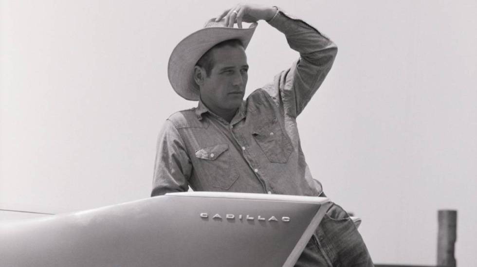 Paul Newman, con camisa y pantalÃ³n vaquero sobre un Cadillac en el rodaje de 'Hud, el mÃ¡s salvaje entre mil' en Texas en 1963.rn rn 