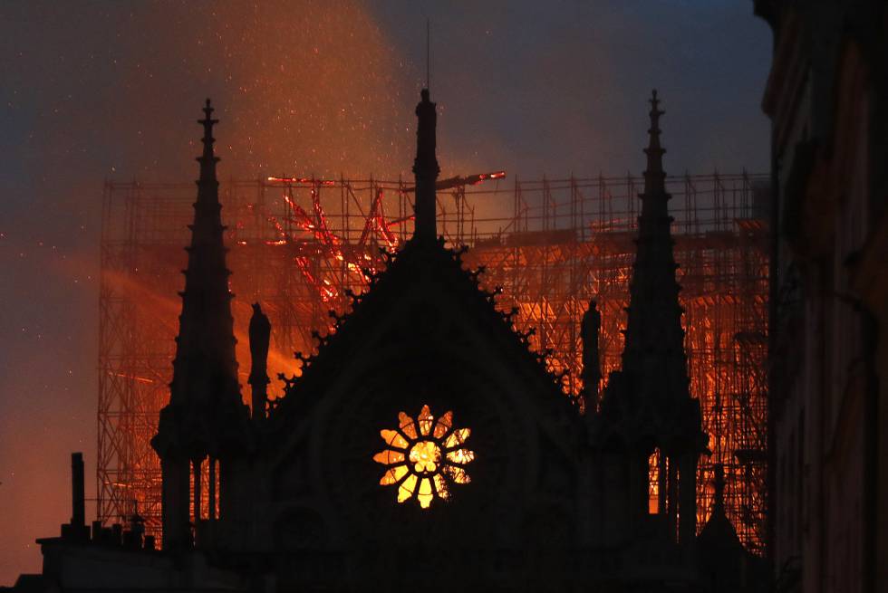 El incendio de la catedral de Notre Dame, en París, el pasado lunes.