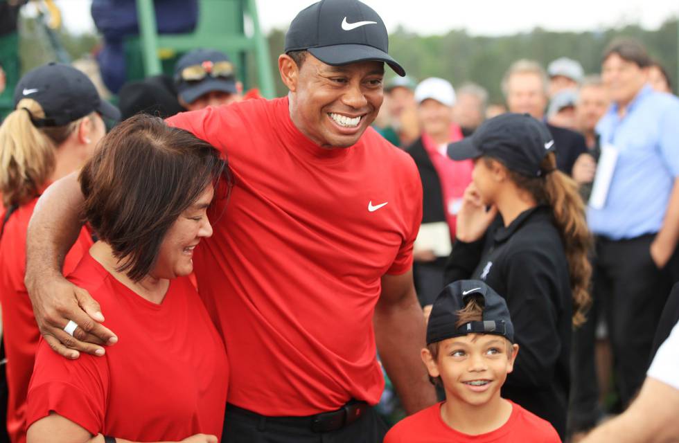 Tiger Woods abraza a su madre y a su hijo, Charlie Axel, tras ganar el Masters de Augusta el pasado dÃa 14 .