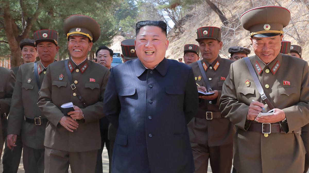 Kim Jong-un, rodeado de militares.