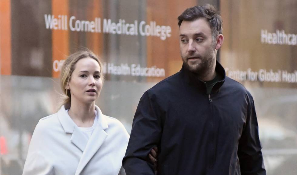 Jennifer Lawrence y el galerista Cooke Maroney en Nueva York este mes.