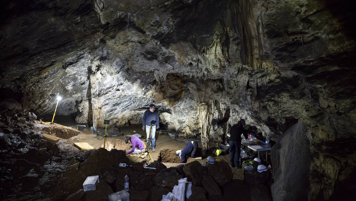 Investigadores en la Cueva de Ardales.