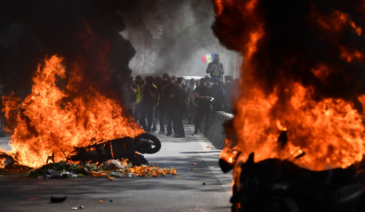 Vehículos incendiados en París.