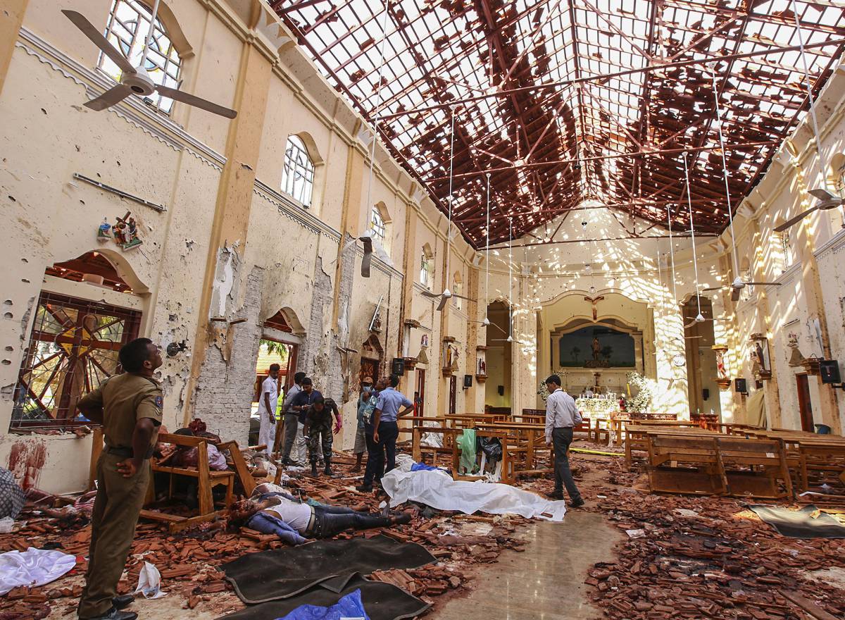 Interior de la iglesia de San Sebastián, tras el atentado.