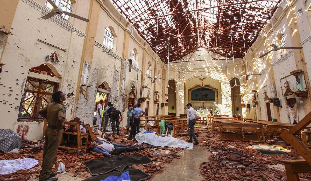 Interior de la iglesia de San Sebastián, tras el atentado.