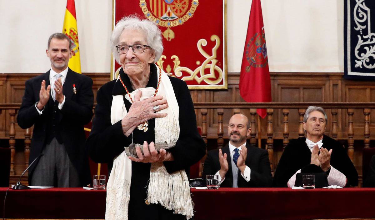 Ida Vitale, tras recibir el galardón.