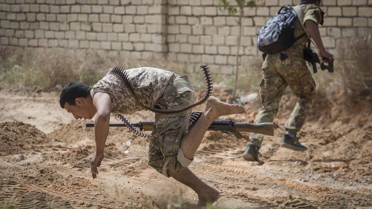 Combatientes del Gobierno impuesto por la ONU en Trípoli (GNA), durante los enfrentamientos con las fuerzas leales al Khalifa Haftar, en el sur del suburbio de Aoli Zara en la capital, Trípoli.