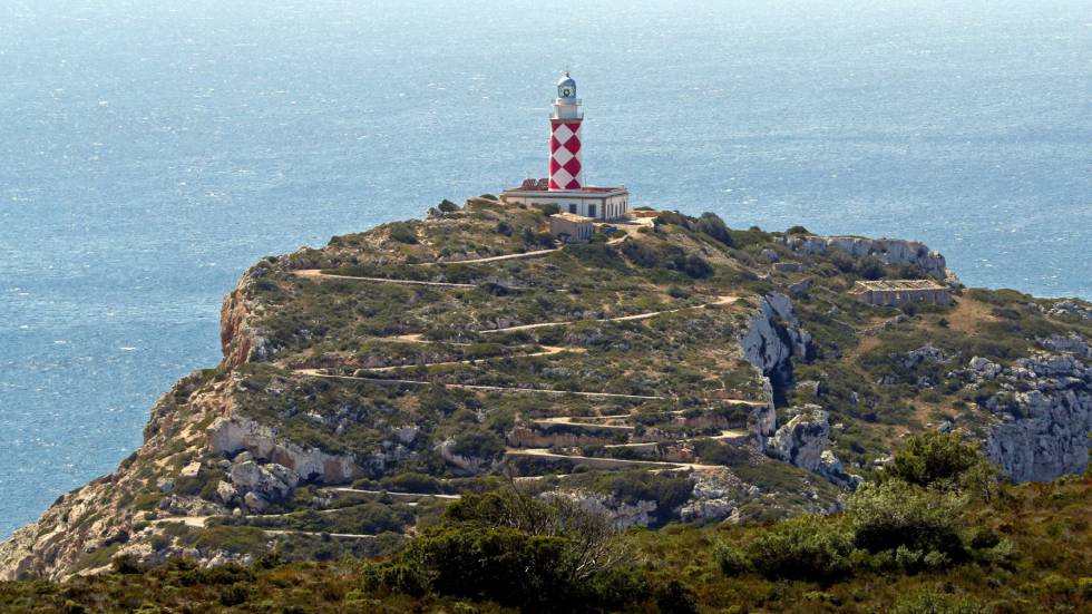 El faro de n'Ensiola, en la isla de Cabrera, frente al mar Mediterráneo.