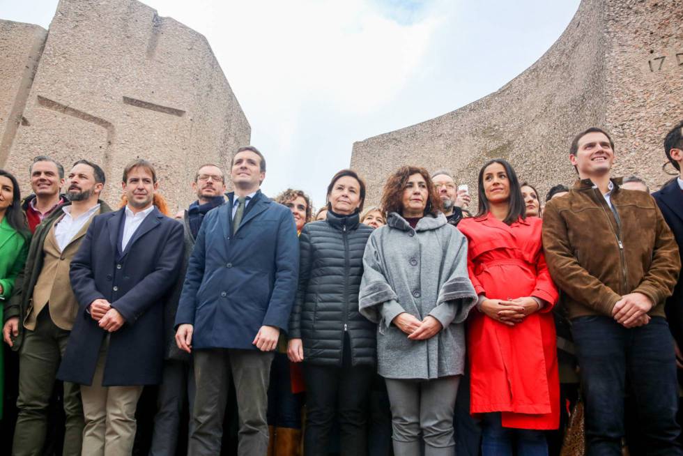 Ο ηγέτης της Vox Σαντιάγκο Αμπασκάλ (3ος από τα αριστερά), ο ηγέτης του PP Pablo Casado (c) και ο ηγέτης του Ciudadanos Albert Rivera (r) σε δεξί ράλι στη Μαδρίτη τον Φεβρουάριο.