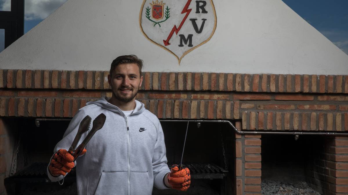 Dimitrievski, en la barra de la cafetería del Rayo.