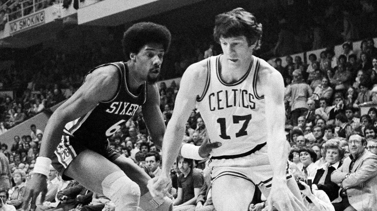 John Havlicek supera a Julius Erving (Sixers) en 1977.