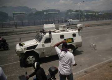 Una tanqueta militar embiste a leales a Guaidó