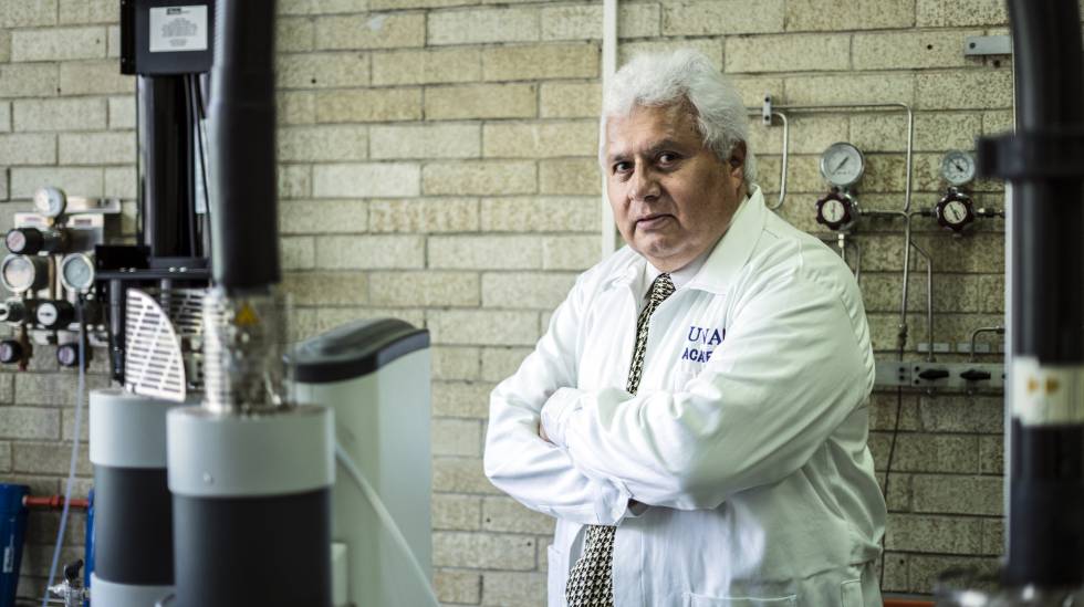 Rafael Navarro, en su laboratorio de la UNAM.