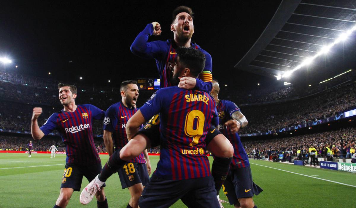 Messi celebra con sus compañeros.