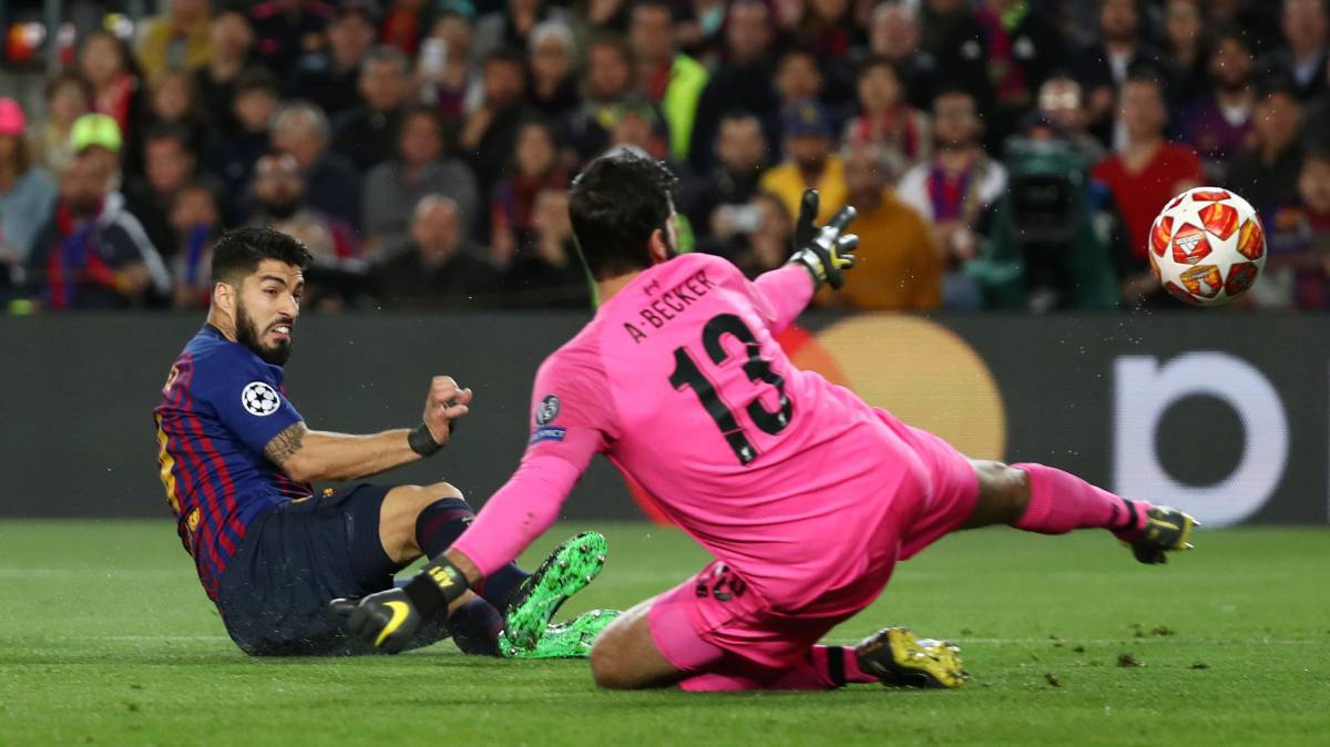 Luis Suárez marca un gol.