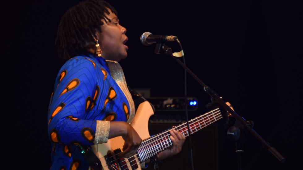 La cantante y bajista marfileÃ±a Manou Gallo, en su actuaciÃ³n en la XXVII ediciÃ³n del Festival Internacional de Jazz de Saint Louis. 