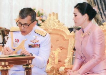 RUN01. BANGKOK (TAILANDIA), 01052019.- El rey Maha Vajiralongkorn Bodindradebayavarangkun de Tailandia (c) firma unos documentos tras el enlace con su esposa Suthida (d), que será investida como reina del país, este miércoles durante una ceremonia en el Palacio de Dusit en Bangkok, Tailandia. El rey Vajiralongkorn de Tailandia anunció hoy, antes de su coronación prevista para este fin de semana, que se ha casado y que su esposa Suthida se ha convertido en la nueva reina. El anuncio se produce tres días antes de las ceremonias de coronación que se celebraran entre los días 4 y 6 de mayo, casi tres años después de que el rey Vajiralongkorn ascendiera al trono tras la muerte de su padre Bhumibol en octubre de 2016. EFE Royal Household Bureau  Handout FOTOGRAFÍA CEDUDA SOLO USO EDITORIAL NO VENTAS