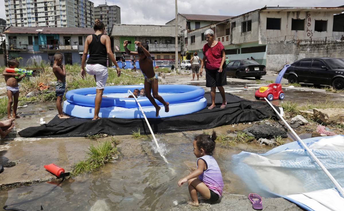 Un grupo de niños chapotea en una piscina hinchable en Ciudad de Panamá.