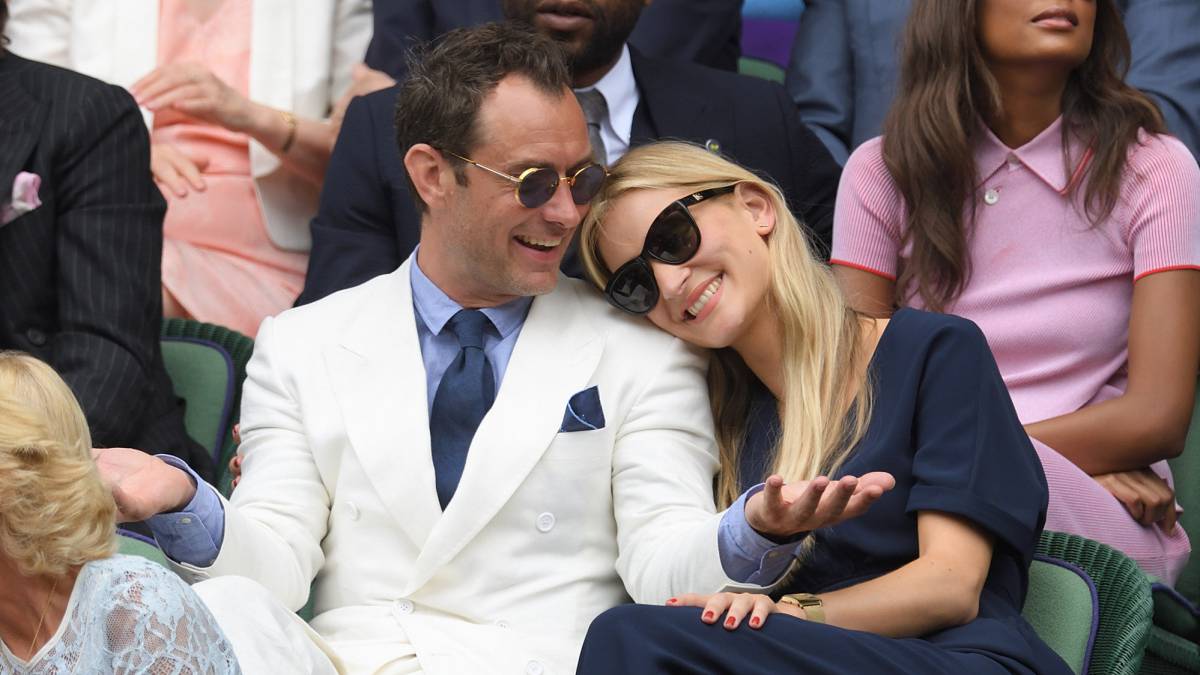 Jude Law y la psicóloga Phillipa Coan, en 2016.