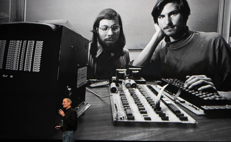 Steve Jobs durante una conferencia en San Francisco bajo una imagen de sÃ­ mismo junto a Steve Wozniak, cofundador de Apple. 