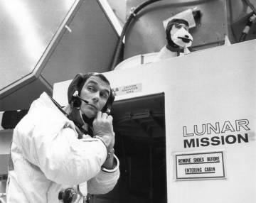 Gene Cernan se prepara para entrar en el simulador lunar, en abril de 1969. El módulo fue apodado 'Snoopy', de ahí el peluche sobre la puerta.