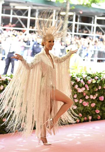 Céline Dion posa con su vestido de flejos y un