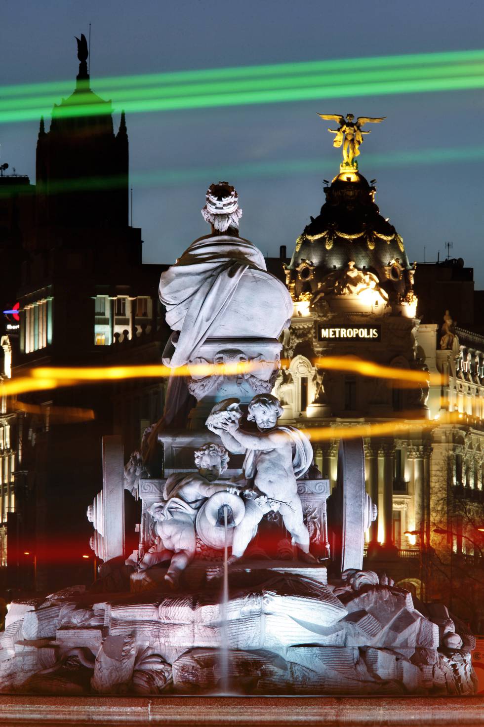 La plaza de Cibeles frente al edificio Metrópolis.