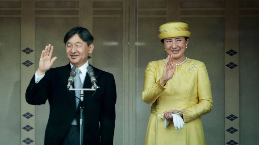 El emperador Naruhito y su esposa Masako durante su primera apariciÃ³n pÃºblica tras ascender al trono.