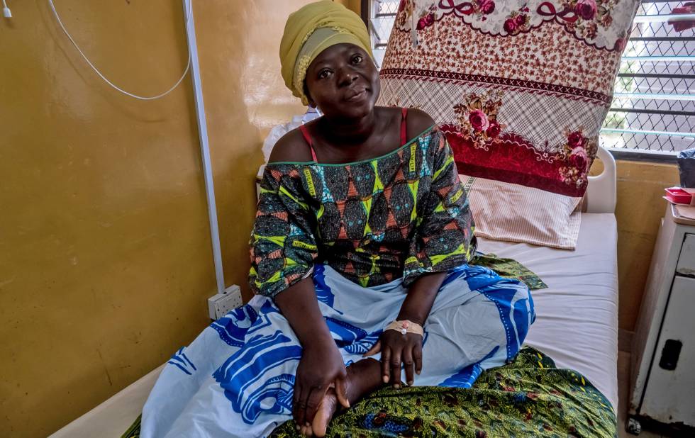 Rabaitou Aboubakar posa en la cama del hospital de Maamobi donde se recupera del paludismo.