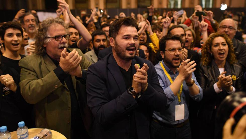 Desde la izquierda, Joan Tardá, Gabriel Rufián y Pere Aragonès celebran los resultados de las elecciones del 28-A en Barcelona.