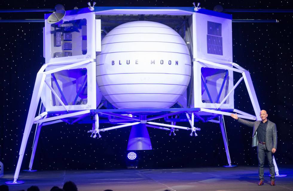 Jeff Bezos, junto a la maqueta de su nave Blue Moon.